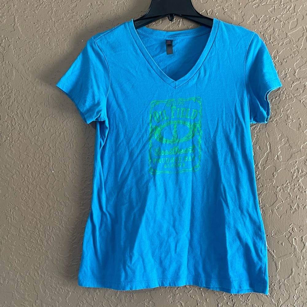 EUC medium oilfield sweetheart shirt